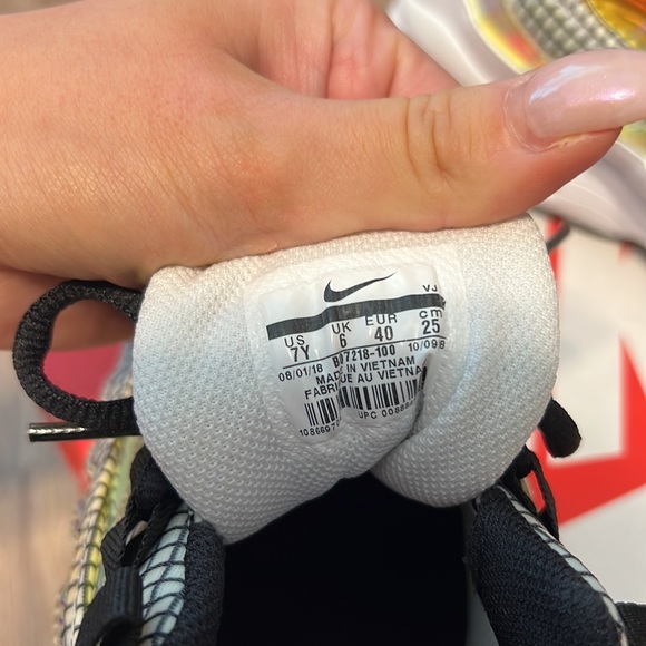 Nike Air Max 95 LV8 in White/Blue/Glaze Black - Picture 10 of 13